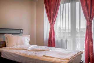 Отель Hotel Relax Sovata Совата Стандартный двухместный номер с 1 кроватью или 2 отдельными кроватями-1